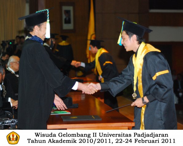 wisuda-farmasi-profesi-dan-s1-oleh-dekan_126