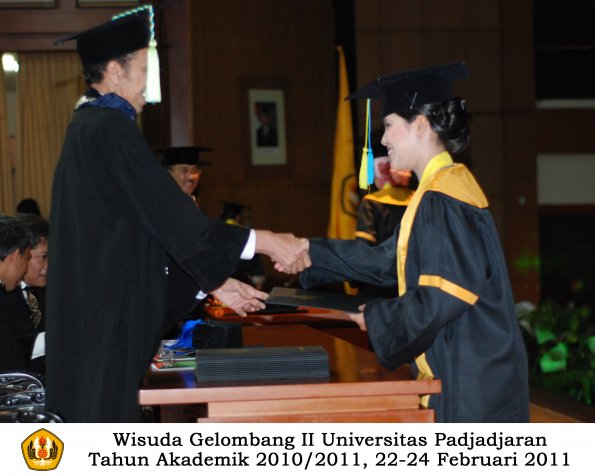 wisuda-farmasi-profesi-dan-s1-oleh-dekan_127