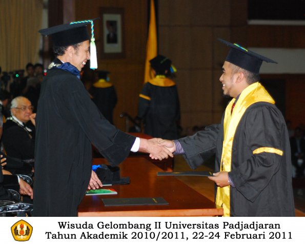 wisuda-farmasi-profesi-dan-s1-oleh-dekan_128