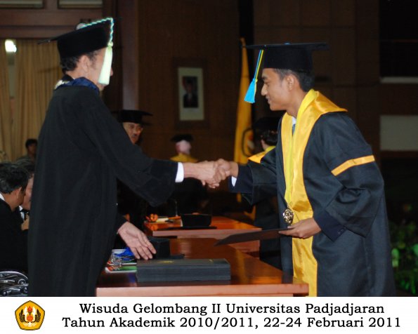 wisuda-farmasi-profesi-dan-s1-oleh-dekan_129