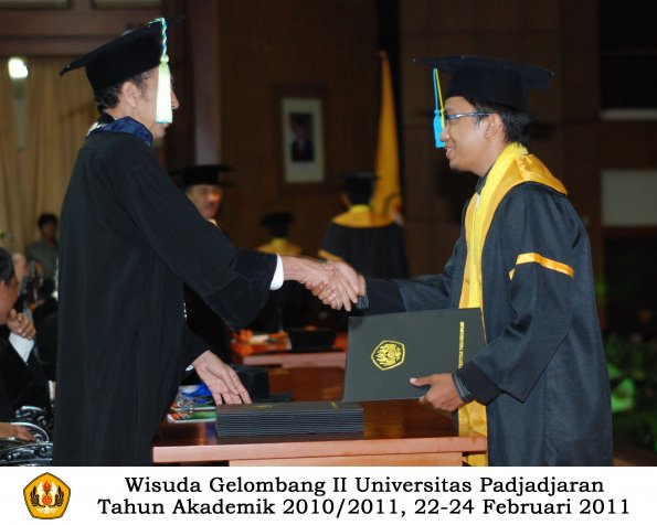 wisuda-farmasi-profesi-dan-s1-oleh-dekan_130