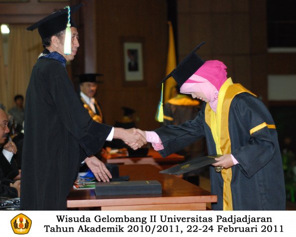 wisuda-farmasi-profesi-dan-s1-oleh-dekan_131