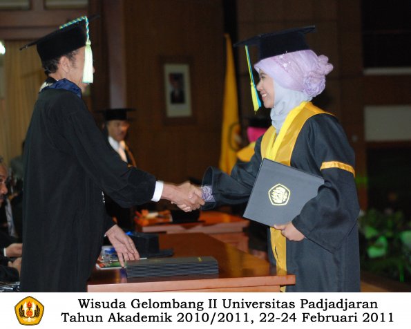 wisuda-farmasi-profesi-dan-s1-oleh-dekan_132