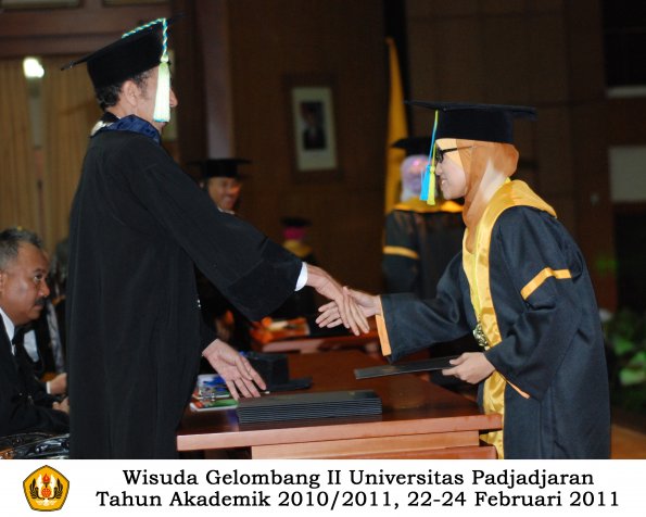 wisuda-farmasi-profesi-dan-s1-oleh-dekan_133