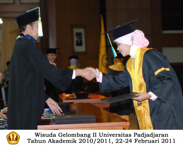 wisuda-farmasi-profesi-dan-s1-oleh-dekan_134