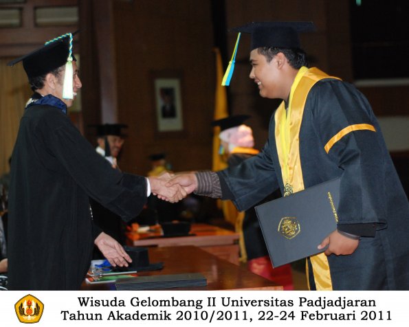 wisuda-farmasi-profesi-dan-s1-oleh-dekan_135