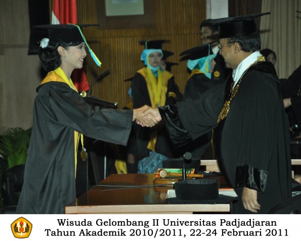 wisuda-farmasi-profesi-dan-s1-oleh-rektor-001