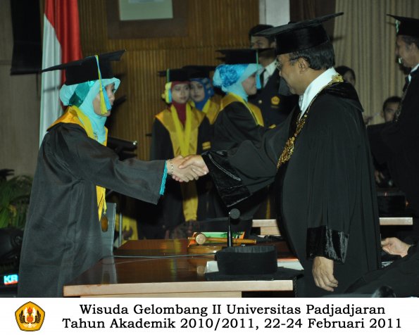 wisuda-farmasi-profesi-dan-s1-oleh-rektor-002