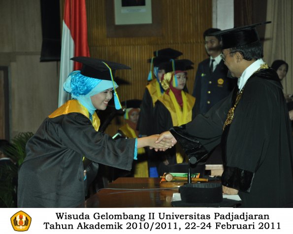 wisuda-farmasi-profesi-dan-s1-oleh-rektor-003