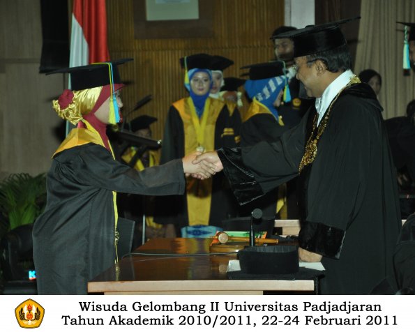 wisuda-farmasi-profesi-dan-s1-oleh-rektor-005