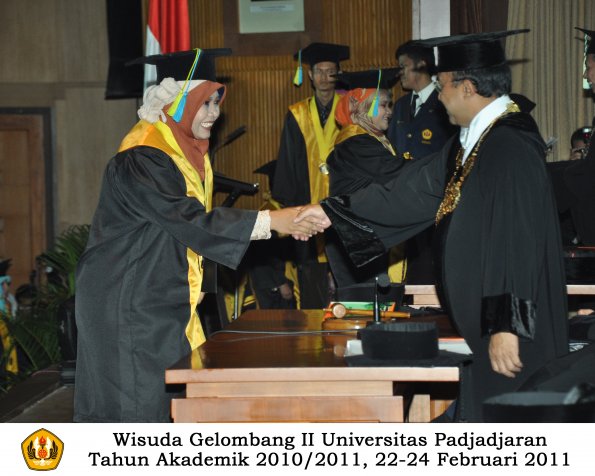 wisuda-farmasi-profesi-dan-s1-oleh-rektor-010