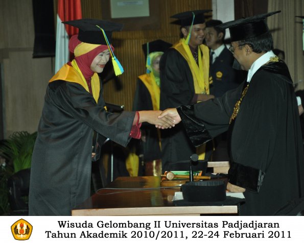 wisuda-farmasi-profesi-dan-s1-oleh-rektor-015