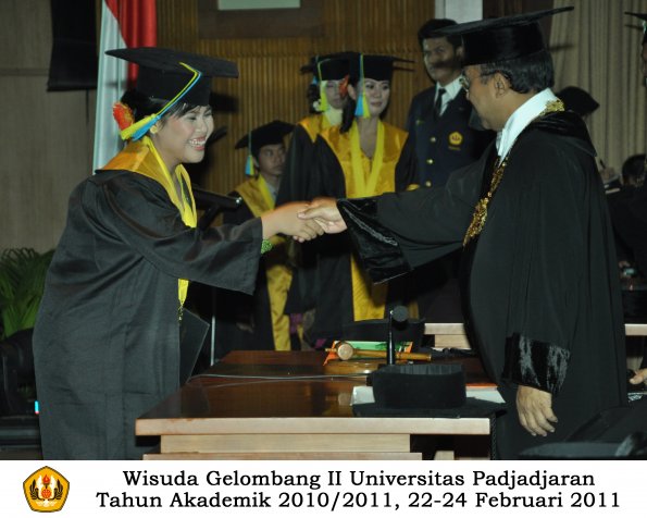 wisuda-farmasi-profesi-dan-s1-oleh-rektor-020