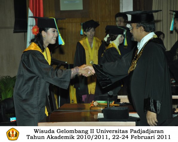 wisuda-farmasi-profesi-dan-s1-oleh-rektor-022