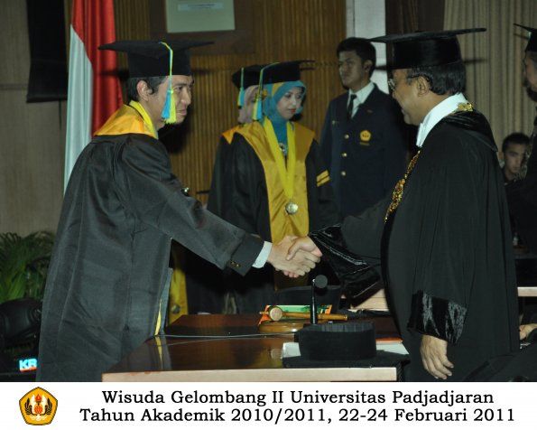 wisuda-farmasi-profesi-dan-s1-oleh-rektor-027