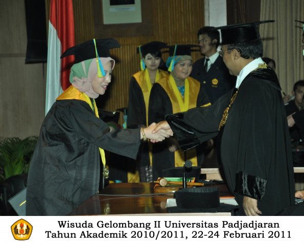 wisuda-farmasi-profesi-dan-s1-oleh-rektor-031