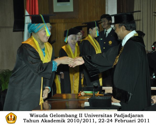 wisuda-farmasi-profesi-dan-s1-oleh-rektor-033