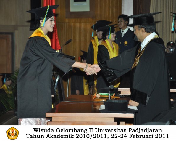 wisuda-farmasi-profesi-dan-s1-oleh-rektor-036