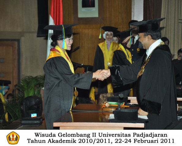 wisuda-farmasi-profesi-dan-s1-oleh-rektor-037