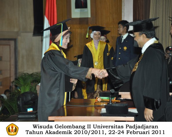 wisuda-farmasi-profesi-dan-s1-oleh-rektor-040