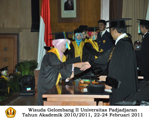 wisuda-farmasi-profesi-dan-s1-oleh-rektor-046