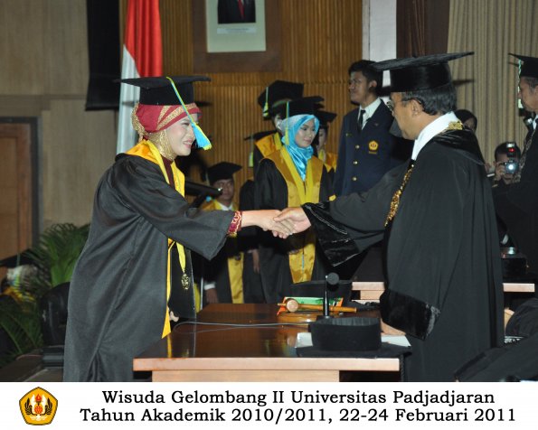 wisuda-farmasi-profesi-dan-s1-oleh-rektor-048