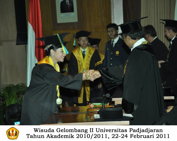 wisuda-farmasi-profesi-dan-s1-oleh-rektor-049