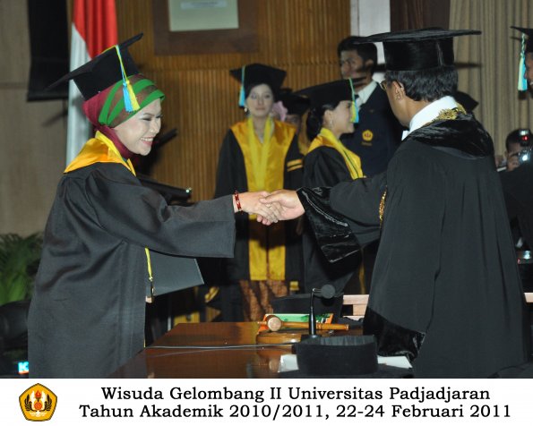 wisuda-farmasi-profesi-dan-s1-oleh-rektor-052