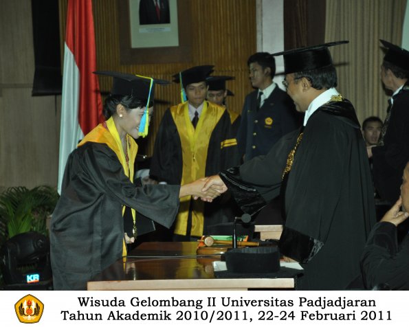 wisuda-farmasi-profesi-dan-s1-oleh-rektor-053