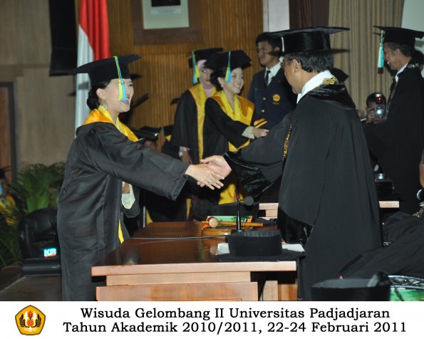 wisuda-farmasi-profesi-dan-s1-oleh-rektor-054