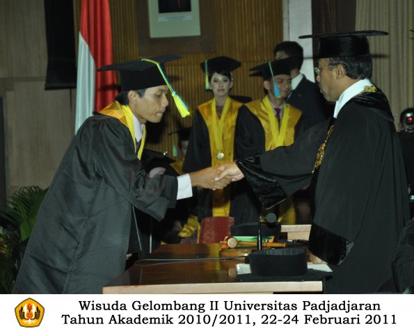 wisuda-farmasi-profesi-dan-s1-oleh-rektor-055