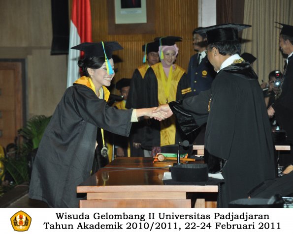 wisuda-farmasi-profesi-dan-s1-oleh-rektor-056