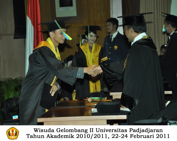 wisuda-farmasi-profesi-dan-s1-oleh-rektor-057