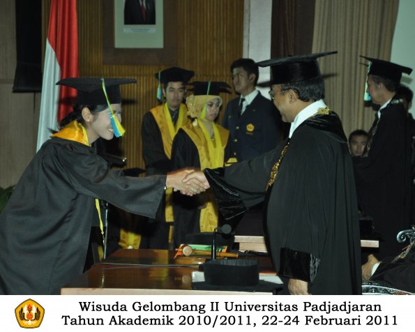 wisuda-farmasi-profesi-dan-s1-oleh-rektor-060