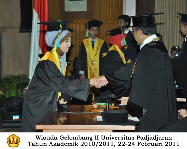 wisuda-farmasi-profesi-dan-s1-oleh-rektor-061