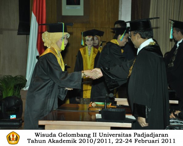 wisuda-farmasi-profesi-dan-s1-oleh-rektor-062