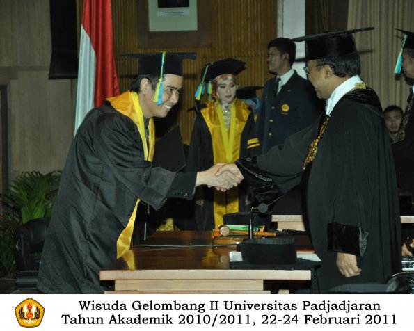 wisuda-farmasi-profesi-dan-s1-oleh-rektor-064