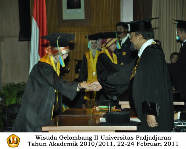 wisuda-farmasi-profesi-dan-s1-oleh-rektor-065