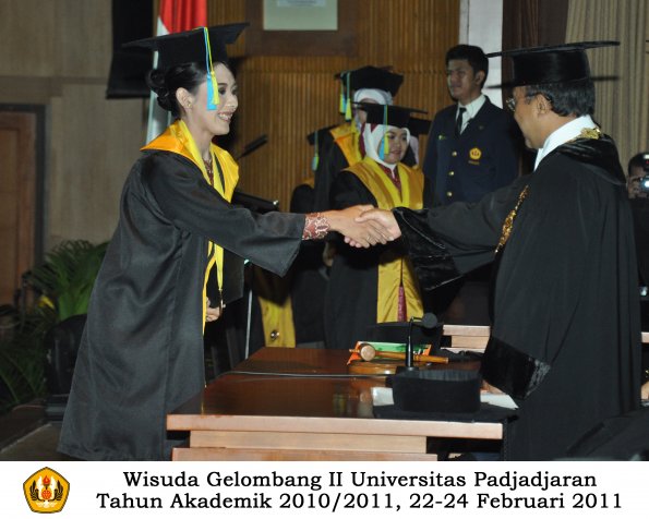 wisuda-farmasi-profesi-dan-s1-oleh-rektor-066