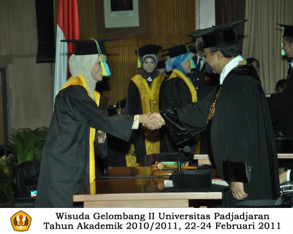 wisuda-farmasi-profesi-dan-s1-oleh-rektor-069