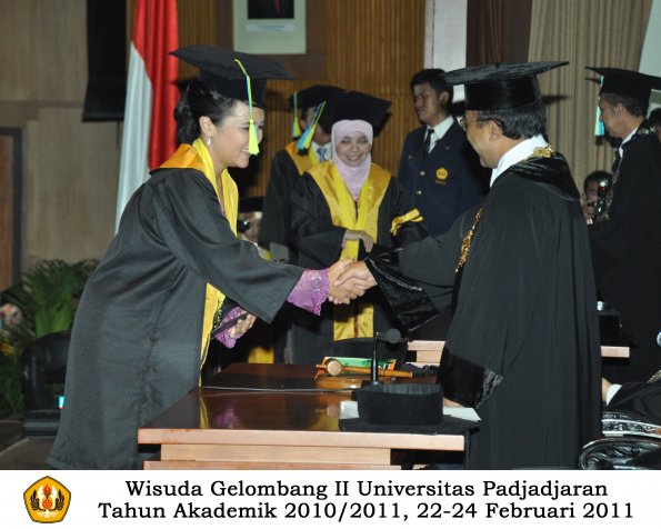 wisuda-farmasi-profesi-dan-s1-oleh-rektor-072