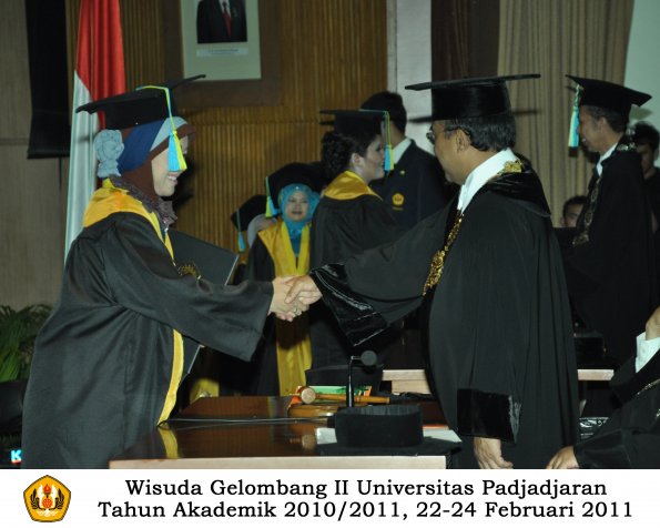 wisuda-farmasi-profesi-dan-s1-oleh-rektor-073