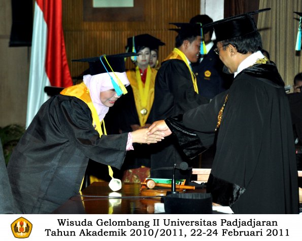 wisuda-farmasi-profesi-dan-s1-oleh-rektor-074