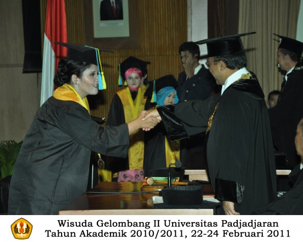 wisuda-farmasi-profesi-dan-s1-oleh-rektor-075