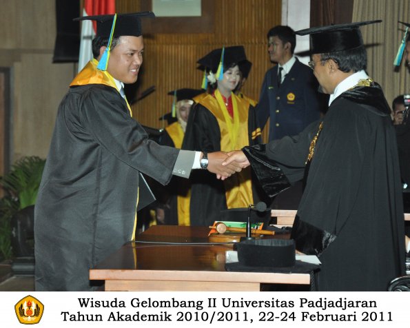 wisuda-farmasi-profesi-dan-s1-oleh-rektor-076