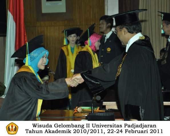 wisuda-farmasi-profesi-dan-s1-oleh-rektor-077