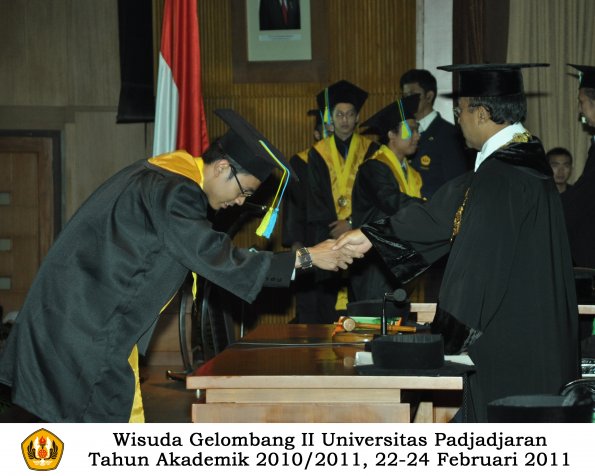 wisuda-farmasi-profesi-dan-s1-oleh-rektor-122