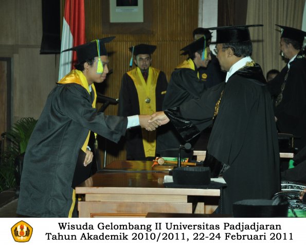 wisuda-farmasi-profesi-dan-s1-oleh-rektor-124