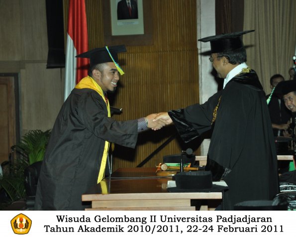 wisuda-farmasi-profesi-dan-s1-oleh-rektor-127