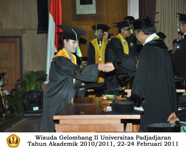 wisuda-farmasi-profesi-dan-s1-oleh-rektor-129